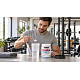 Trenér připravuje kreatinový nápoj z Creatine Monohydrate Survival