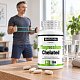 Magnesium Chelated – muž cvičí s odporovou gumou, kapsle hořčíku pro svaly