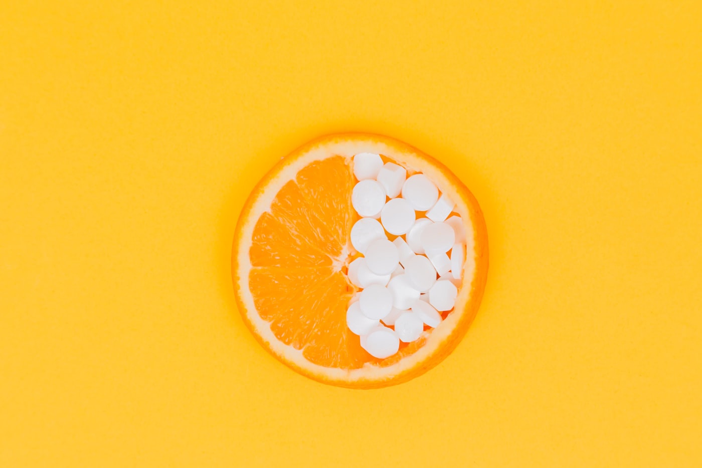 Vitamín C: víc než jen „na nachlazení" — role v kolagenu, imunitě a železe