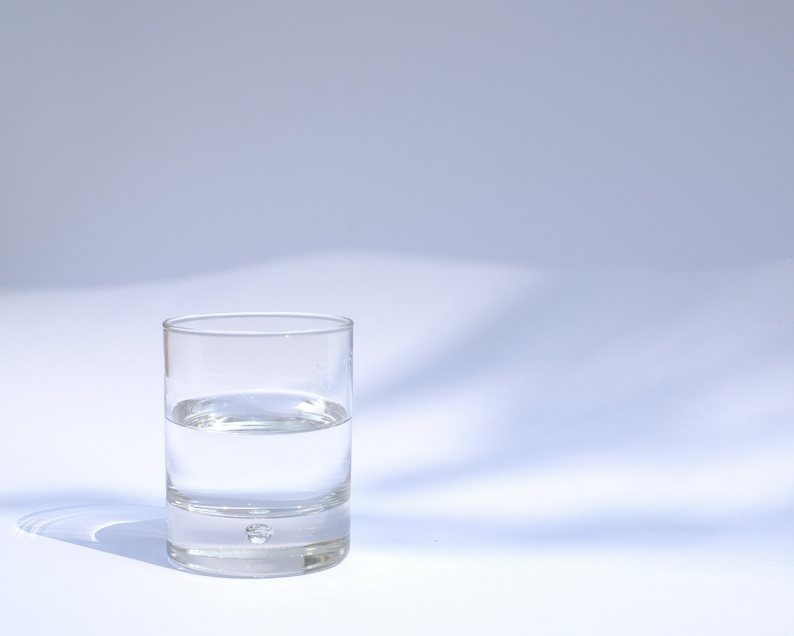 Elektrolyty a hydratace: proč obyčejná voda při náročném tréninku nestačí
